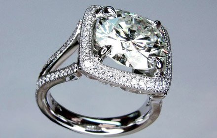 Master jeweler at the bench